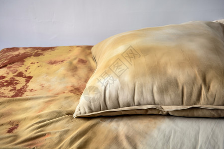 肮脏的床和枕头背景图片