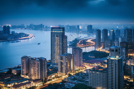 夜晚的城市河流背景图片