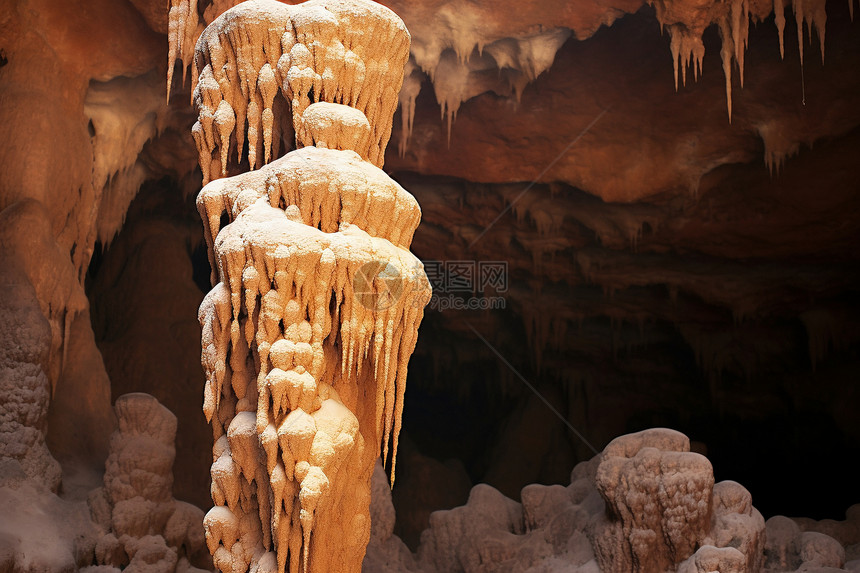 沙漠里的岩石洞穴图片