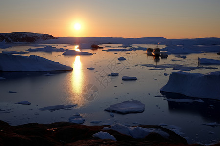 北极船夕阳下的水面上有着冰川背景