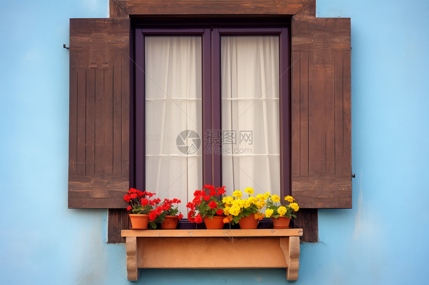 传统的窗户和花朵图片
