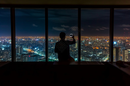 摩天大楼下的城市夜景背景图片