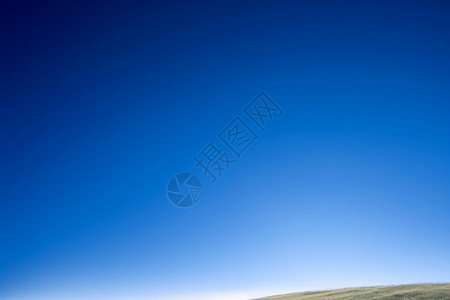 天蓝色的天空背景图片