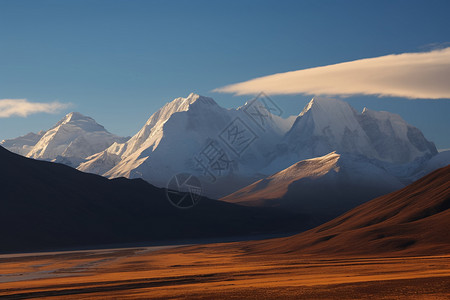 荒原上的雪山背景图片