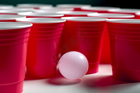 塑料酒杯和乒乓球图片
