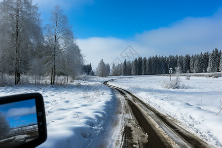 雪后山林中的道路背景图片