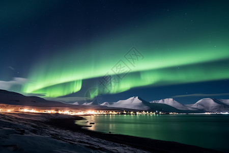 夜晚天空中的北极光现象图片