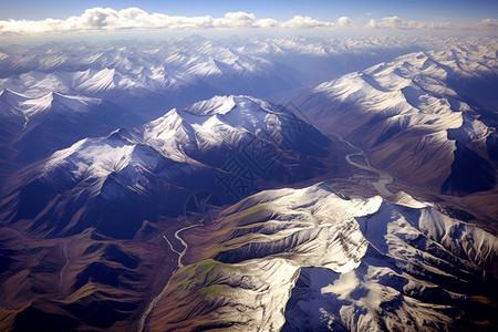 上方航拍的高原雪山景观图片
