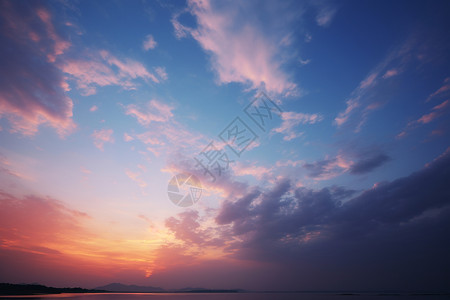 夕阳浸染着天空高清图片