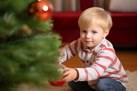 圣诞树旁的金发男孩背景图片