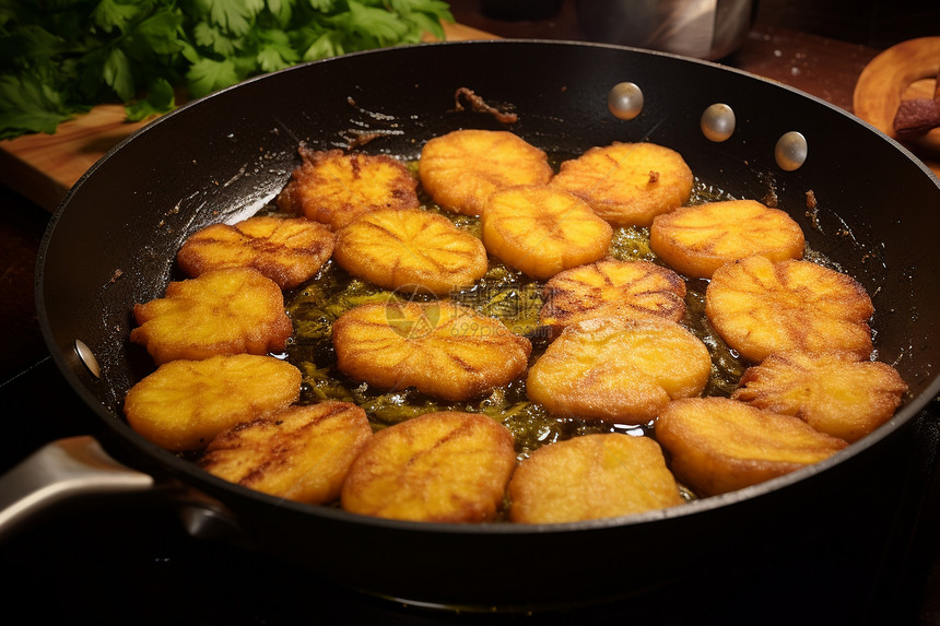 平底锅上的香蕉饼图片