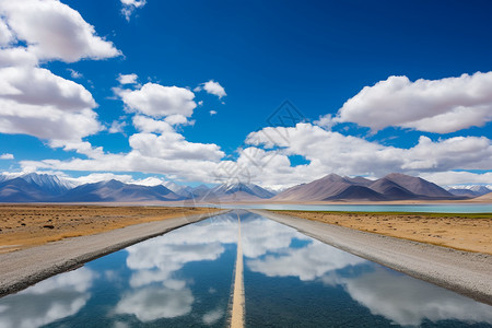 蓝天白云下的西藏景观图片