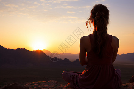 女生节图片日出山顶冥想的女人背景