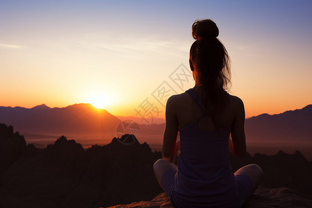 山顶练瑜伽的女人背景图片
