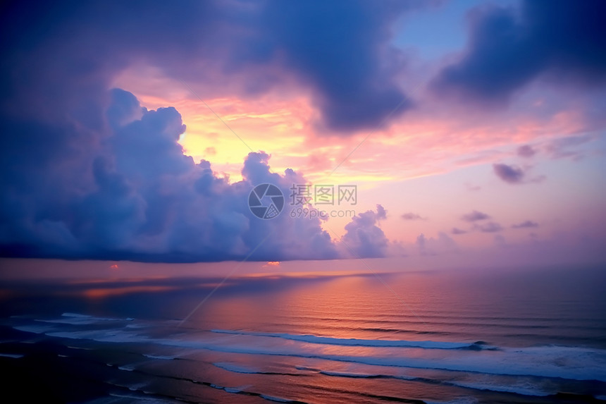 沙滩上多彩的落日景观图片