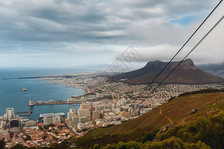 俯瞰城市景观的缆车图片