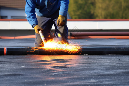 正在屋顶焊接的工人图片
