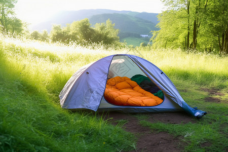 夏季草地上露营的帐篷图片