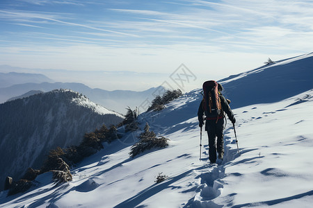 雪山上的登山者图片