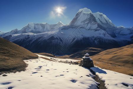 阳光下的雪峰图片