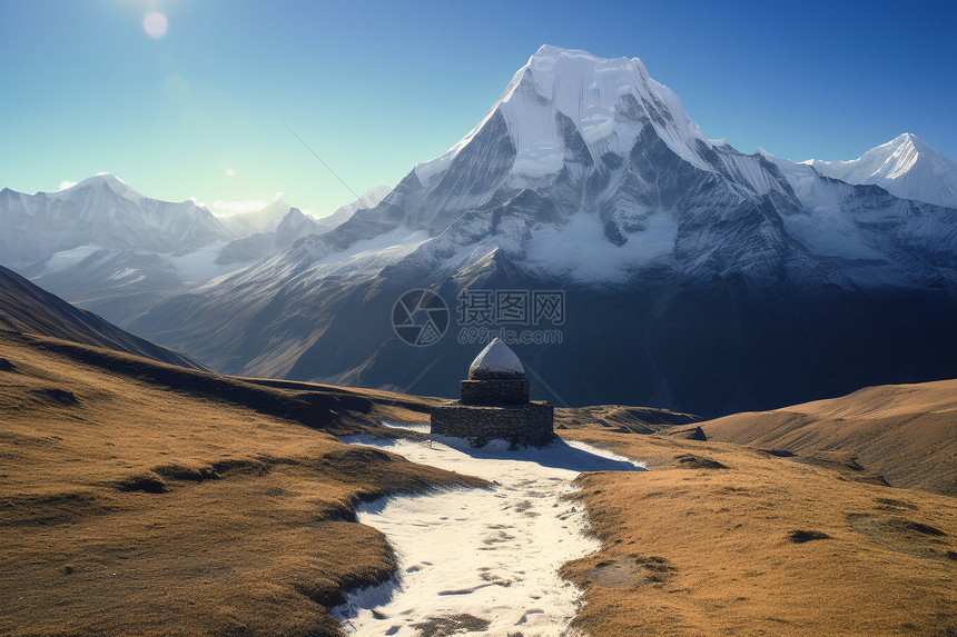 阳光下的雪山图片