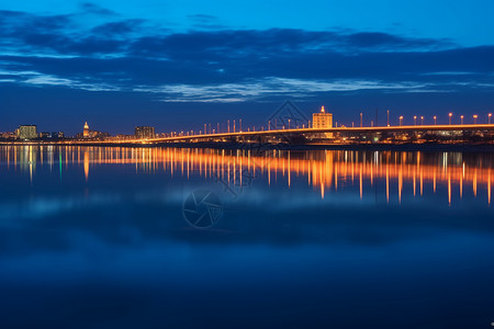 夜晚河岸风光图片