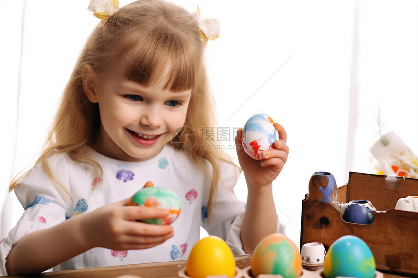 拿着彩蛋的儿童图片