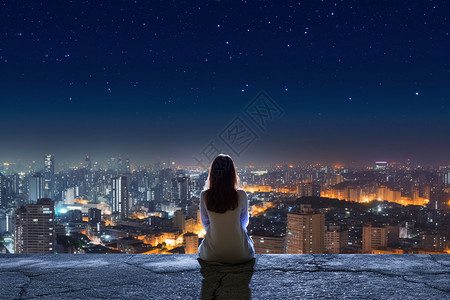 夜晚观看城市景观的女孩背景图片