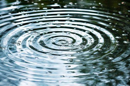 教堂湖面反射滴落雨滴泛起的涟漪设计图片