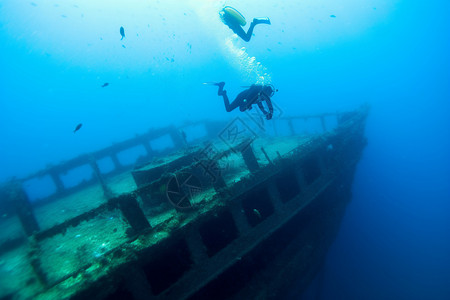 潜水探险海下的沉船高清图片