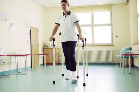 医养中心康复医院里练习走路的病人背景