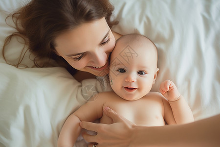 妈妈怀里幸福的婴儿背景图片