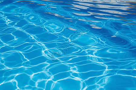 波光粼粼的泳池水面图片