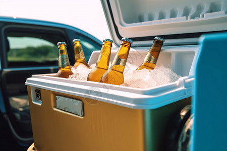 汽车冰箱户外的冰镇啤酒背景