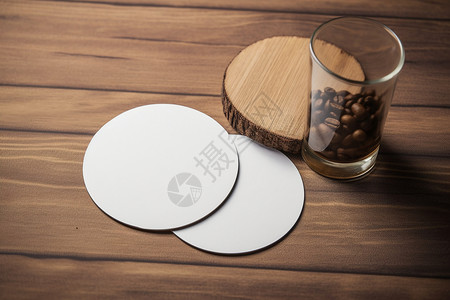 圆形模板桌上的咖啡豆和杯垫背景