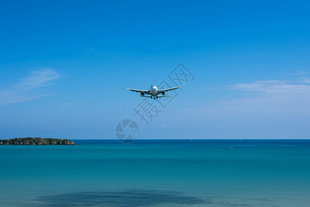 夏季度假旅游的飞机图片