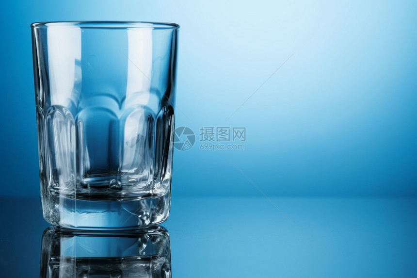 空白的水杯图片