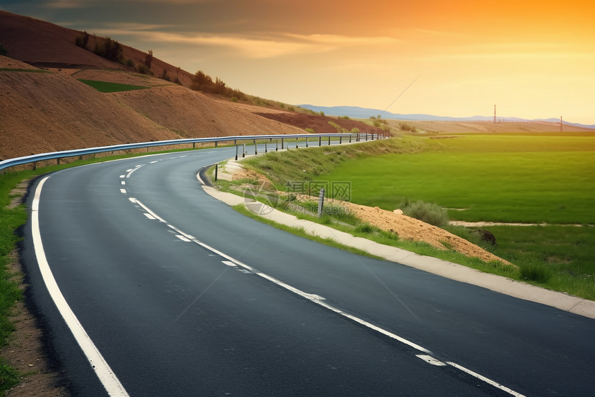 草原中的蜿蜒道路图片