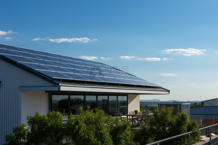 屋顶上的太阳能电池板图片