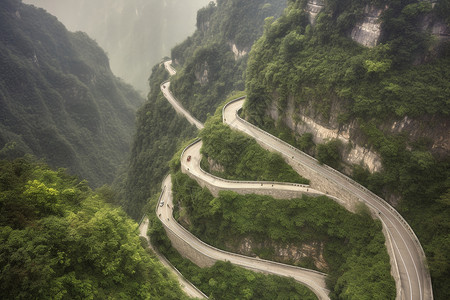 山坡上的蜿蜒盘山公路背景图片