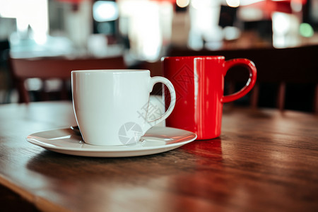 木桌上的咖啡杯背景图片