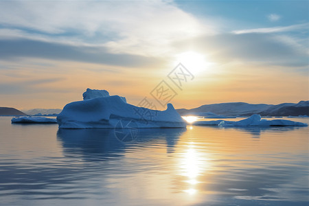 夕阳下的寒冷冰川图片