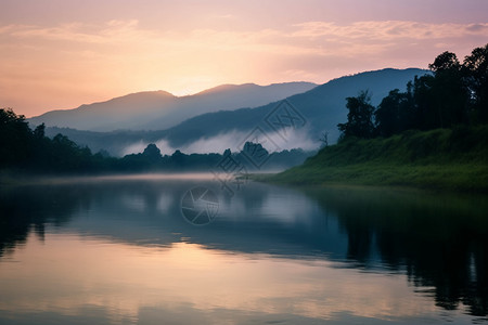 雾笼罩的岛屿晨雾中的树林湖泊背景