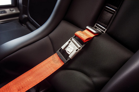 扣紧的汽车中保护作用的安全带背景