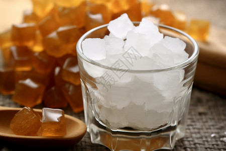 广西甘蔗糖块玻璃杯中的冰糖背景