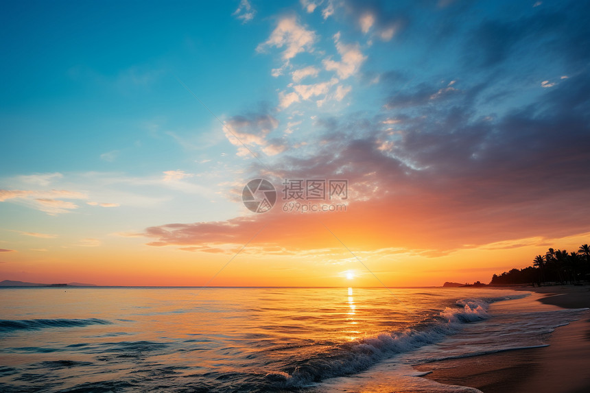 落日黄昏时度假海滩的美丽景观图片