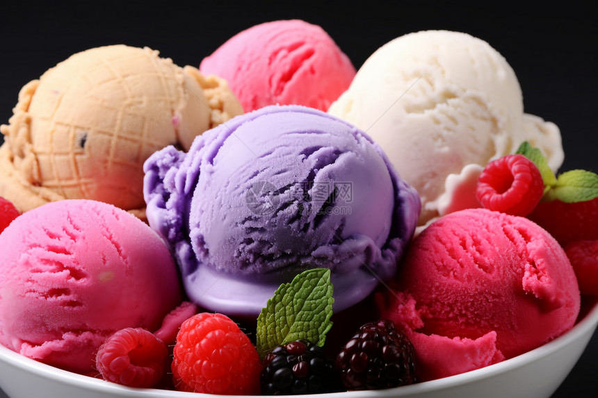餐盘中各种口味的冰淇淋球图片