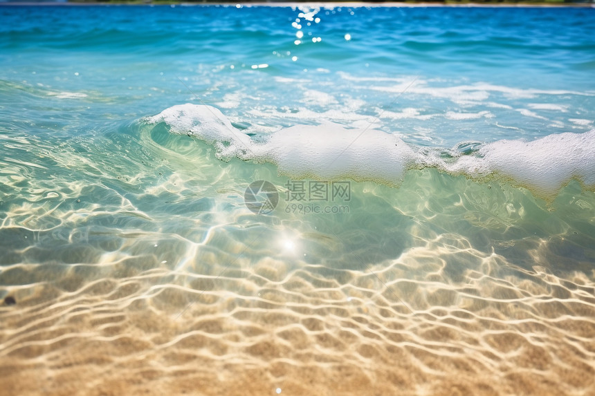 海浪拍打着沙滩图片