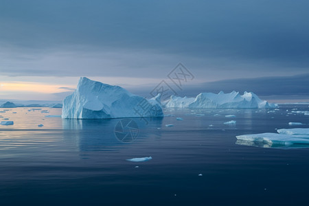 海洋中漂浮的冰山图片