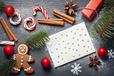 圣诞节的饼干和装饰品背景图片